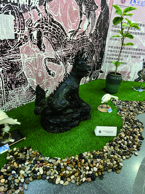 图为“格物明法：独角神兽精品展”上的“神兽”。 郑超 摄