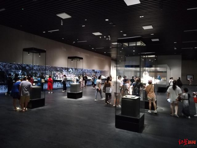 ▲三星堆新馆惊艳亮相，吸引不少游客前来打卡