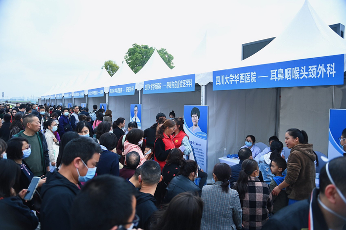 全省“万名医护走基层”志愿服务活动在眉山市东坡区太和镇永丰村启动。吴婕 摄