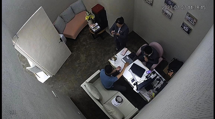 店内公共视频显示，“验货”时男子当面将钻石调包。上海警方供图