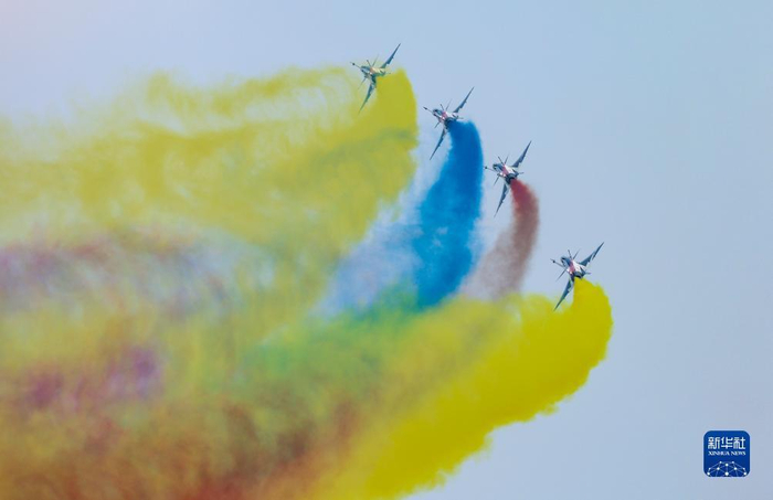 7月26日，在2023年空军航空开放活动·长春航空展上，空军八一飞行表演队进行飞行表演。新华社记者 颜麟蕴 摄
