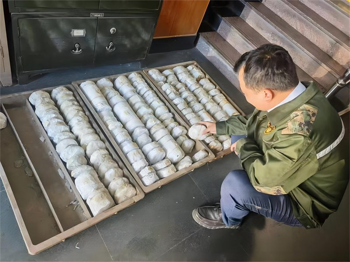 省地调院碳中和地学研究室办公区楼道内，工作人员正在整理岩芯。 宋一卓摄