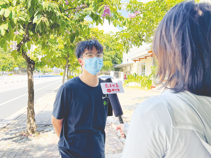     街头采访市民韦先生    本报记者 郭嘉祺 摄