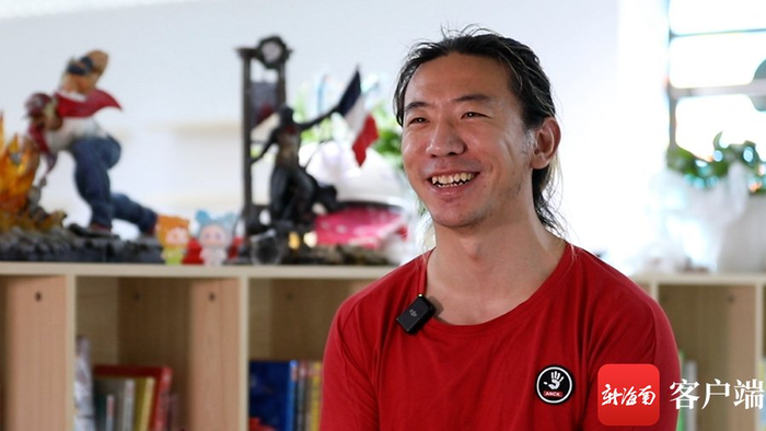 国内知名漫画家极乐鸟。记者 吴兴财 摄