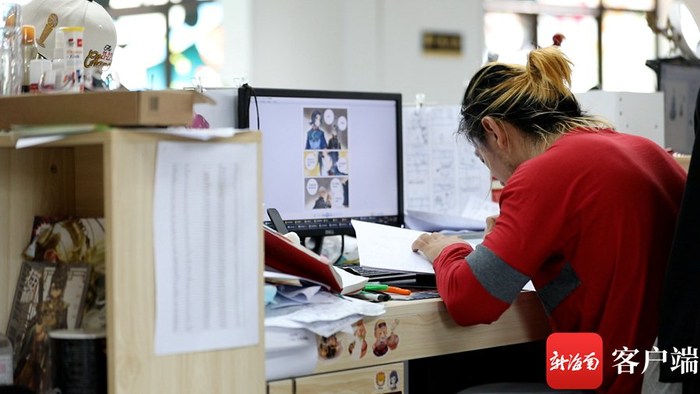 国内知名漫画家极乐鸟在画漫画。记者 吴兴财 摄