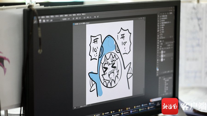 国内知名漫画家极乐鸟为漫画上色。记者 吴兴财 摄