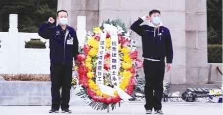         沈飞公司向抗美援朝烈士敬献花圈。李  浩  摄