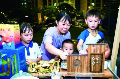 南澳月亮湾公园龙舟嘉年华活动现场。