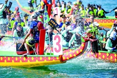 参赛者乘风破浪竞渡海上。