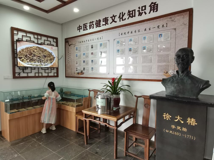 江苏省苏州市同里镇卫生院中医馆“同和堂”里的中医药健康文化知识角。新华社记者田晓航 摄