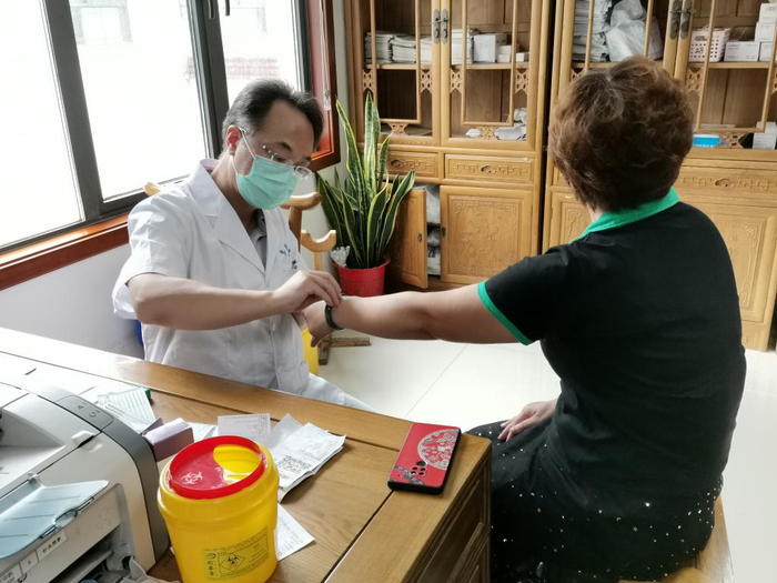 江苏省苏州市吴江区黎里中心卫生院副院长金晓东为患者做针刺治疗。新华社记者田晓航 摄