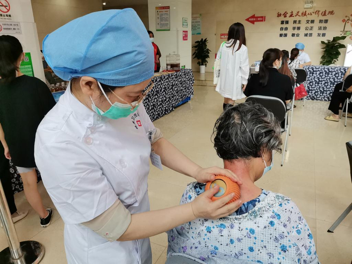 群众在江苏省苏州市吴中区越溪街道社区卫生服务中心体验中医药适宜技术。新华社记者田晓航 摄