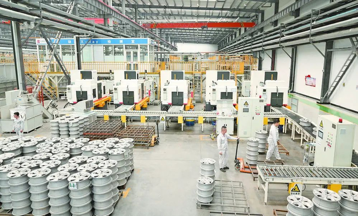 吉利百矿集团年产1000万只铝轮毂项目一期车间。□周福宁 摄