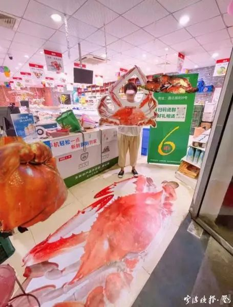 宁波商超里的生猛螃蟹模型。