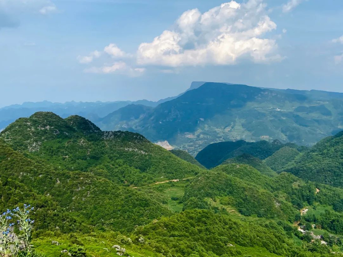 ｜岩博村后山的山峦起伏 摄影/好酒地理局视频中心