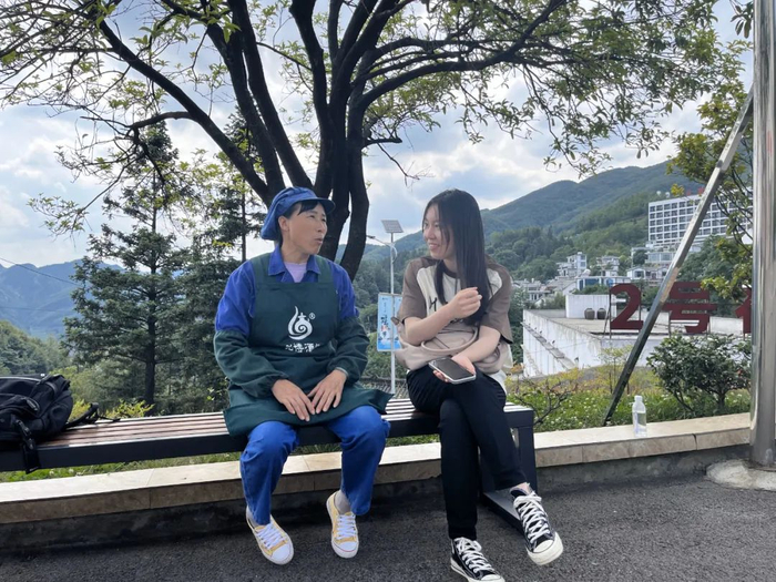 ｜彭琴（左一）与好酒地理局聊她眼中的人民小酒  摄影/好酒地理局视频中心