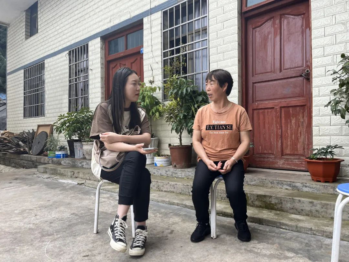 ｜肖大树（右）在自家的院子里  摄影/好酒地理局视频中心