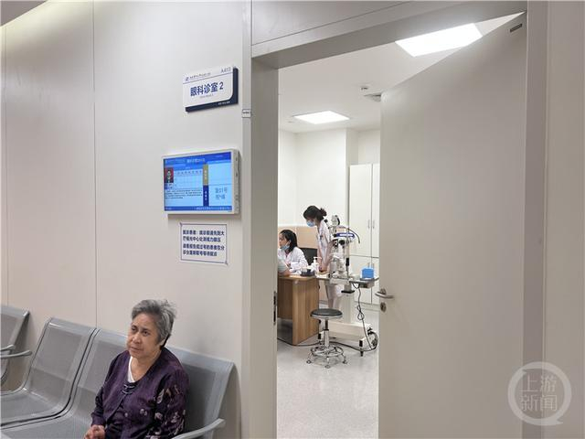 △晚上7点，重庆医科大学附属第二医院眼科门诊医生正在看诊。