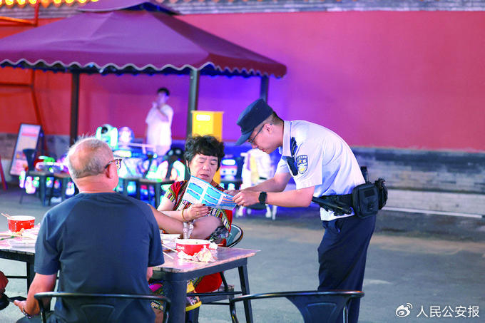 民警在街头开展普法宣传。（沈阳市公安局供图）