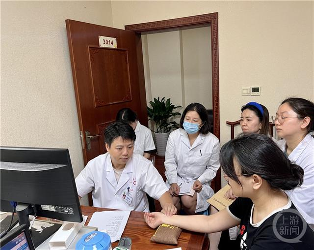 △重庆市中医院夜间门诊，医生在给患者看病。