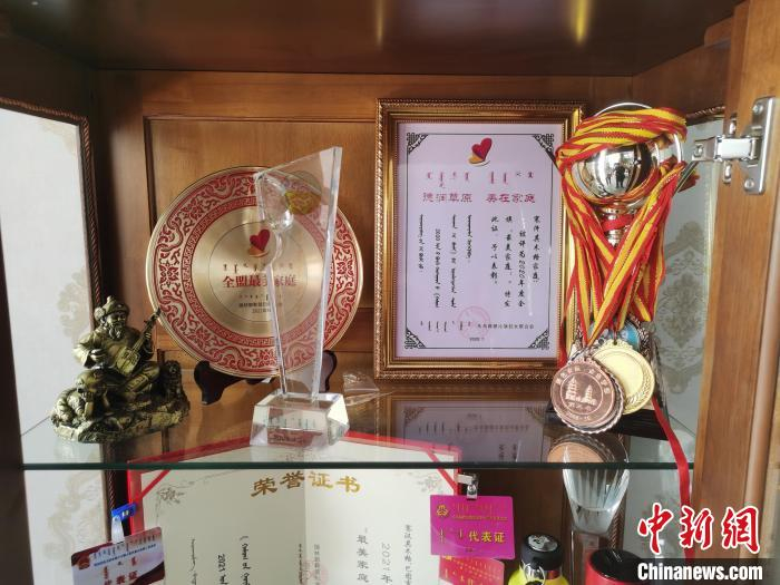 图为搏克手巴图吉日嘎拉所获的各种奖项。 李爱平 摄