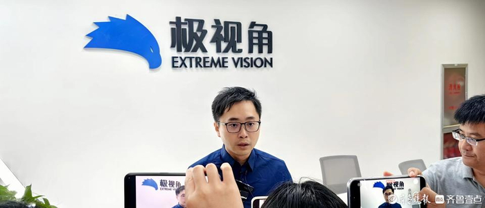 图为：山东极视角科技股份有限公司创始人陈振杰在接受采访