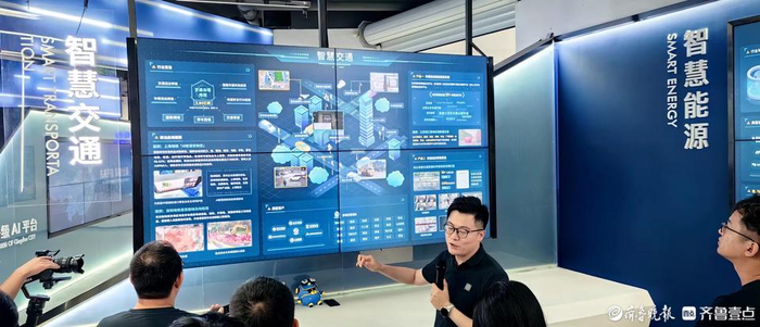 图为：极视角联合创始人陈硕在讲解视觉人工智能在智慧交通中的应用。