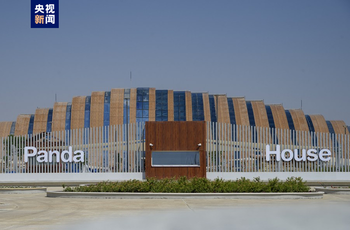 △豪尔熊猫馆：外形像个卧在沙漠中的牛角包，设计理念是模仿熊猫栖息地的山脉形状