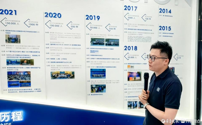 图为：陈硕在讲解企业发展历程。