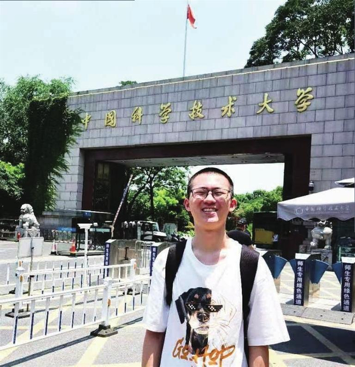     林轩名在中科大参加复试。