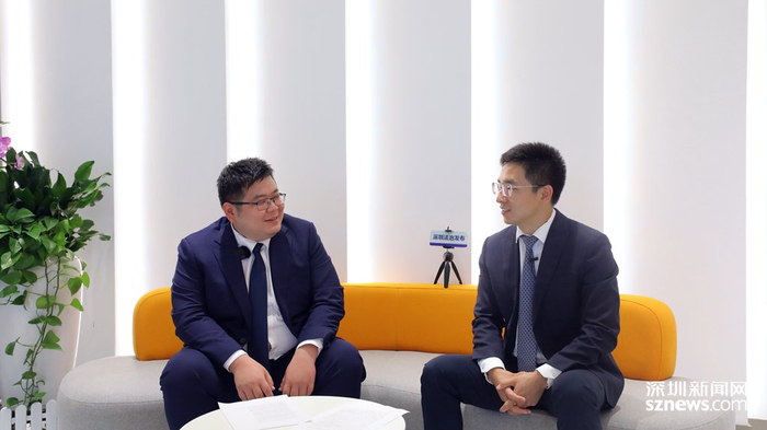 刘毅律师（右）与王海平律师（左）讨论AI换脸背后的法律问题。（翁任莹 摄）