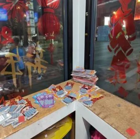 被堆在角落的未中奖彩票