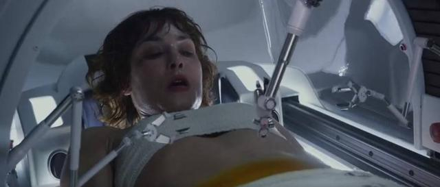 《普罗米修斯》中机器手臂为女主角做手术（图片源自网络）