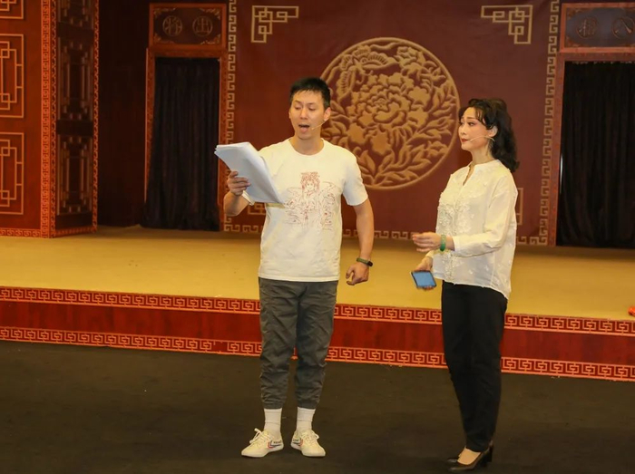 △梅花奖得主彭庆华饰演“独立团长”叶挺，梅花奖得主蒋文端饰演叶挺之妻李秀文。西江日报记者 梁小明 摄