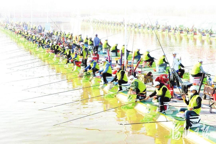         图为在肥乡区举办的全国钓鱼比赛现场。    