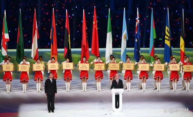 ↑国际大体联代理主席雷诺·艾德（右）在开幕式上致辞。新华社记者吴刚摄