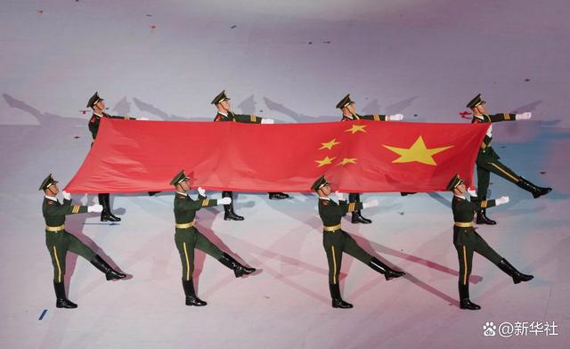 ↑中华人民共和国国旗入场。新华社记者 李欣 摄