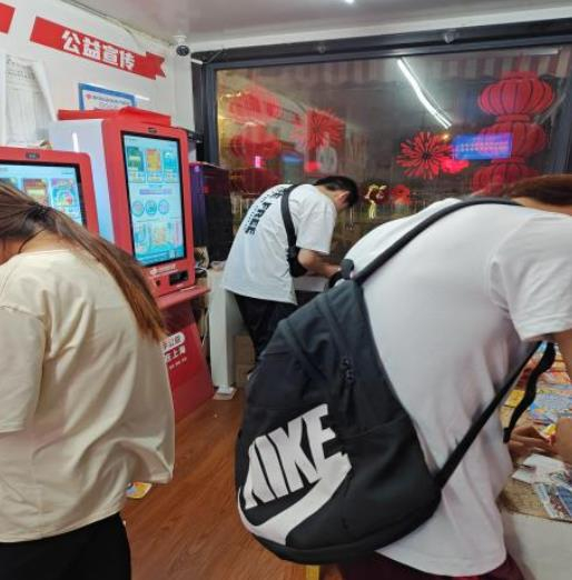 买彩票的年轻人