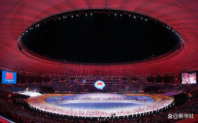 ↑中国大学生体育代表团在开幕式上入场。新华社记者 江宏景 摄