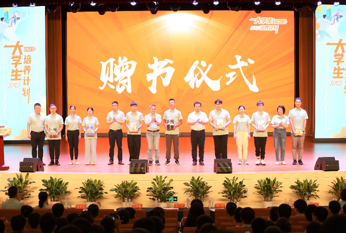    赠书仪式。 赛力斯汽车供图 华龙网发