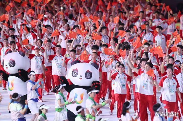 ↑7月28日，中国大学生体育代表团在开幕式上入场。新华社记者 张丽芸 摄