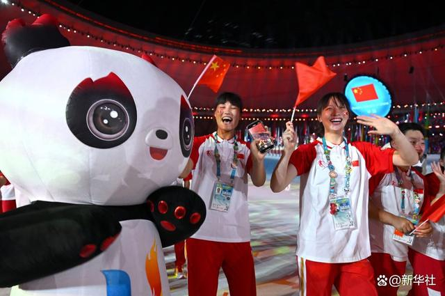 ↑中国大学生体育代表团在开幕式上入场。新华社记者 王曦 摄