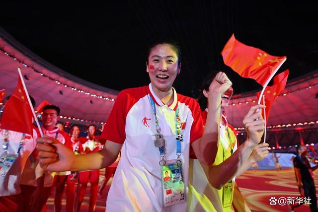 ↑中国大学生体育代表团在开幕式上入场。新华社记者 胥冰洁 摄