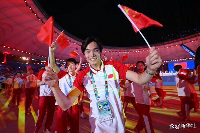 ↑中国大学生体育代表团在开幕式上入场。新华社记者 胥冰洁 摄