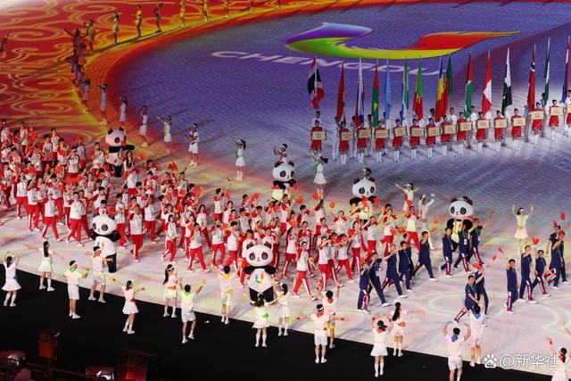 ↑中国大学生体育代表团在开幕式上入场。新华社记者 江宏景 摄
