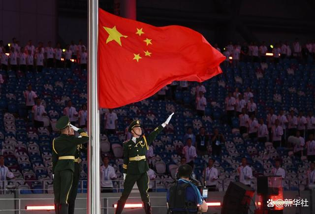 ↑开幕式上的升旗仪式。新华社记者 胥冰洁 摄