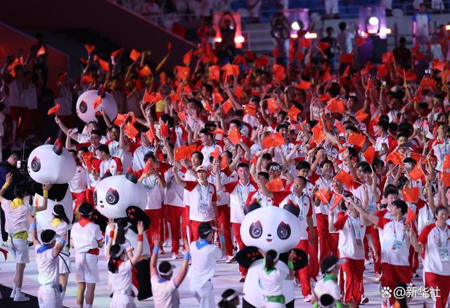↑中国大学生体育代表团在开幕式上入场。新华社记者 张丽芸 摄