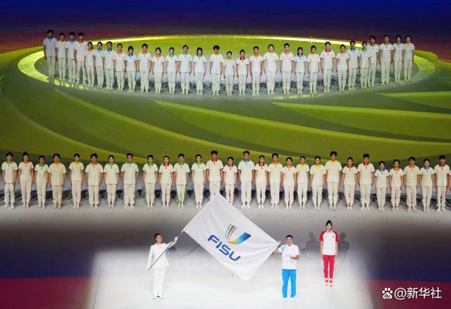 ↑技术官员代表刘江（前中）在开幕式上宣誓。新华社记者 李欣 摄