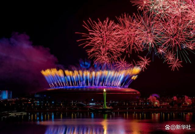 ↑开幕式焰火。新华社记者 胡超 摄