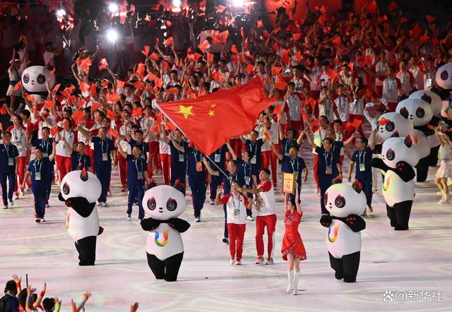 ↑中国大学生体育代表团在开幕式上入场。新华社记者 刘坤 摄